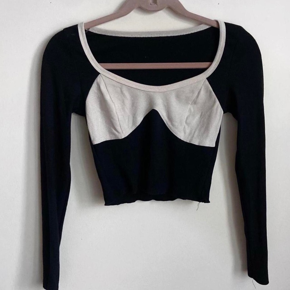 Black & White Forever 21 Long Sleeve Crop Top in Size Small
